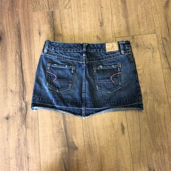 AMERICAN EAGLE DISTRESSED DENIM MINI SKIRT IN SIZE 4 - Picture 4 of 5